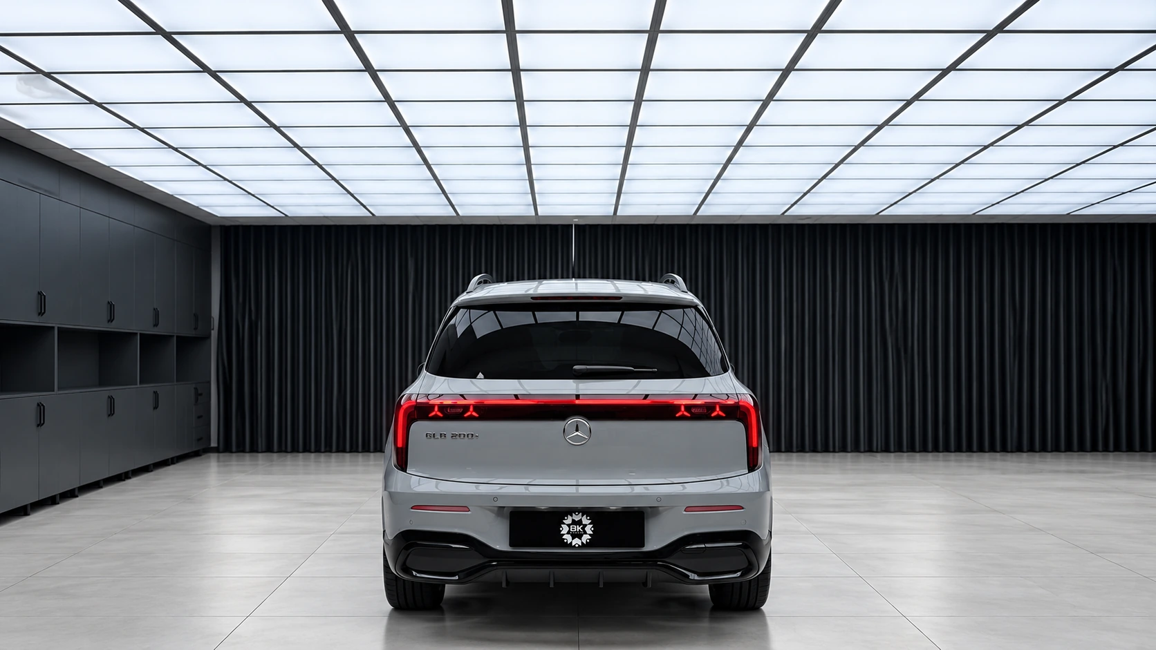 8K AUTO stüdyosunda kontrollü ışık altında korunan Mercedes GLB